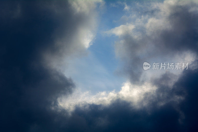 在暴风雨天气与蓝天之间的空隙