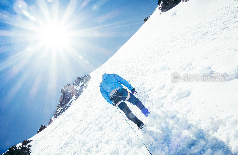 冬季，高山攀登者和登山队用绳索攀爬高海拔的山峰