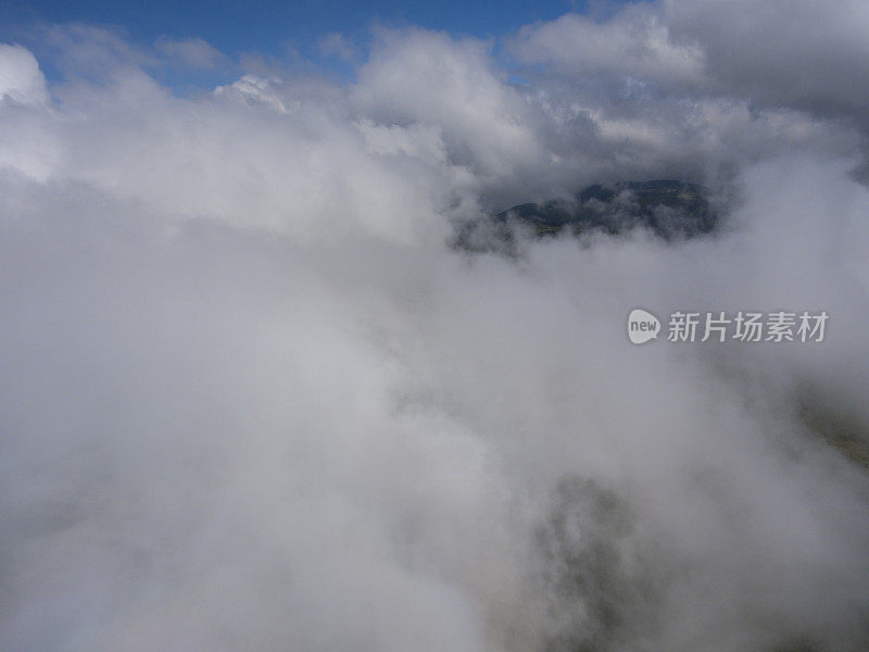 云下山村鸟瞰图