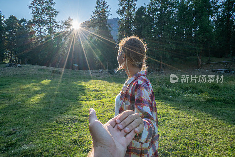 跟着我的概念-金发女友牵着男人的手到美丽的松树林