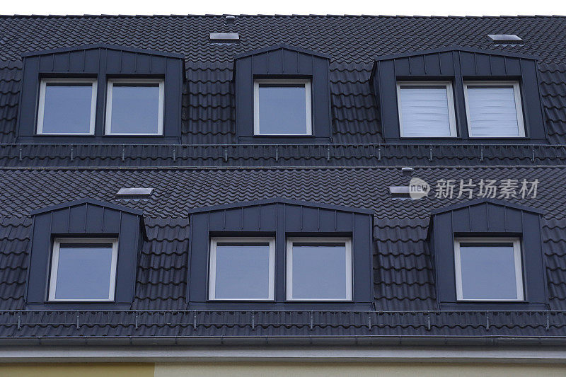 有两排窗户的双坡瓦屋顶。两个建筑片段的组合图像。以传统欧洲住宅建筑为主题的拼贴照片。