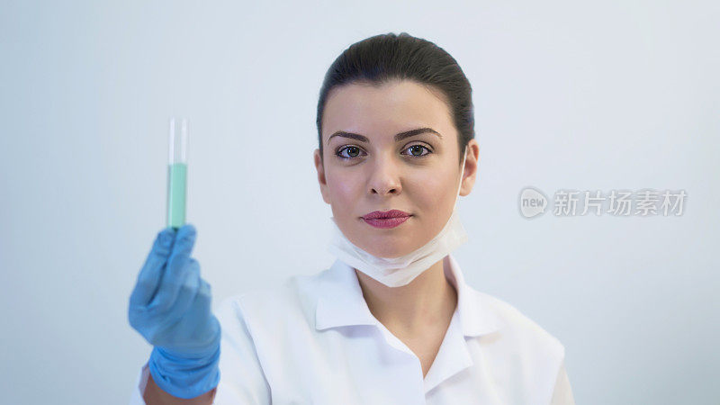 年轻的女性生物学家在工作