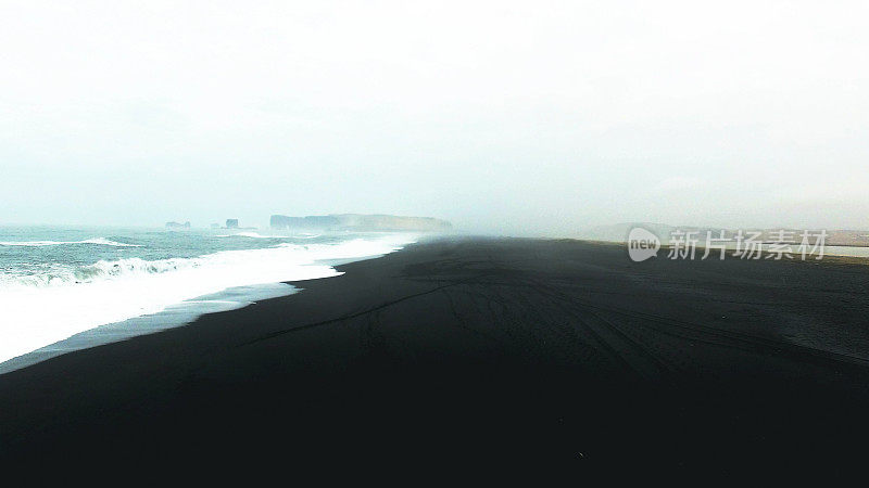 海浪和黑色沙滩