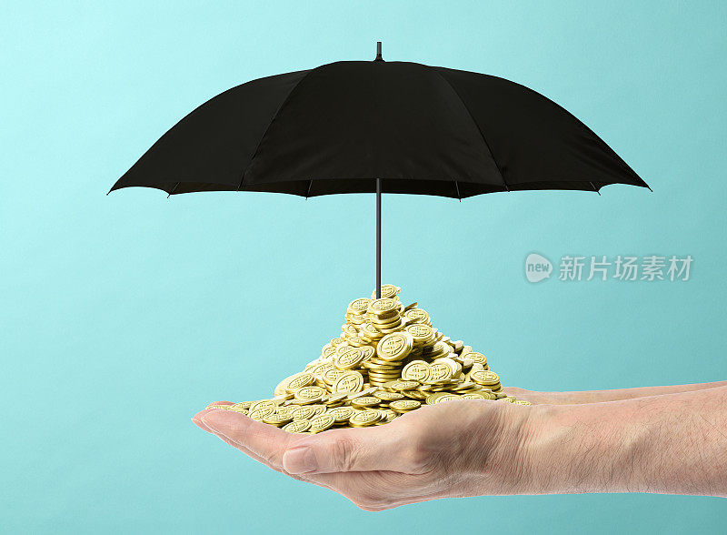 双手撑着一把蓝色背景的雨伞，上面满是金币