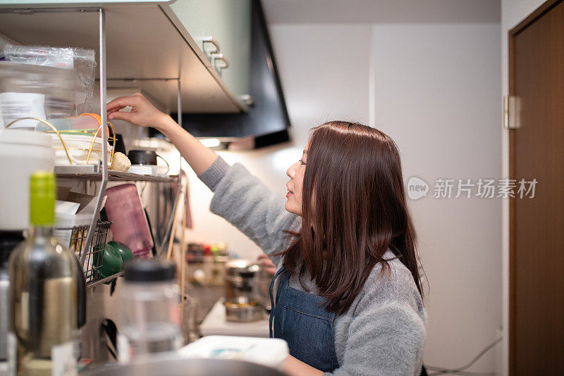 在厨房做饭的女人