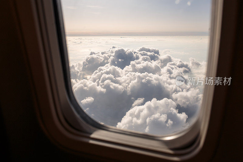 透过飞机窗口看到的田园诗般的景色