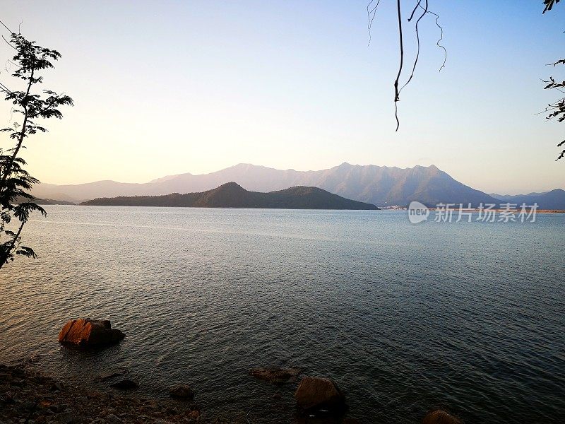 夕阳西下的吐露港