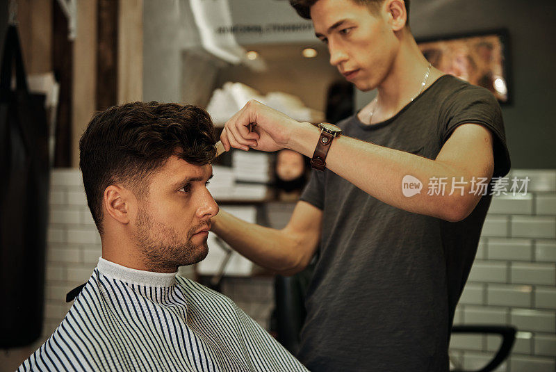一名男子正在一家老式理发店里理发