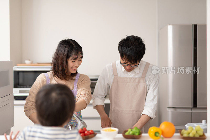 妻子和丈夫一起在厨房做饭