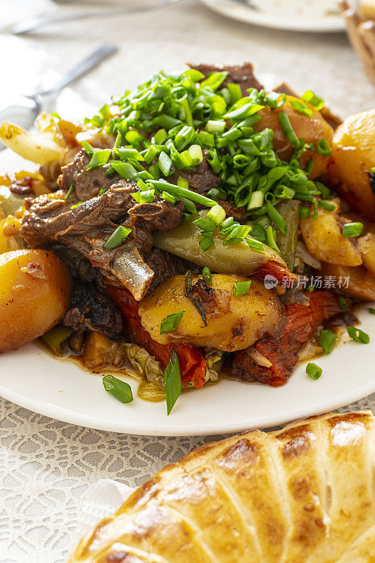 传统和流行的肉类食品在吉尔吉斯斯坦(库尔达克)。