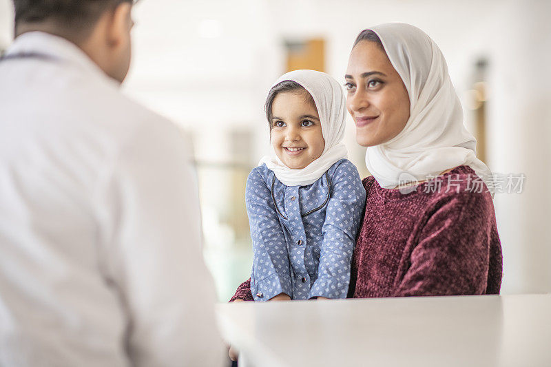 穆斯林母亲带女儿去看儿科医生