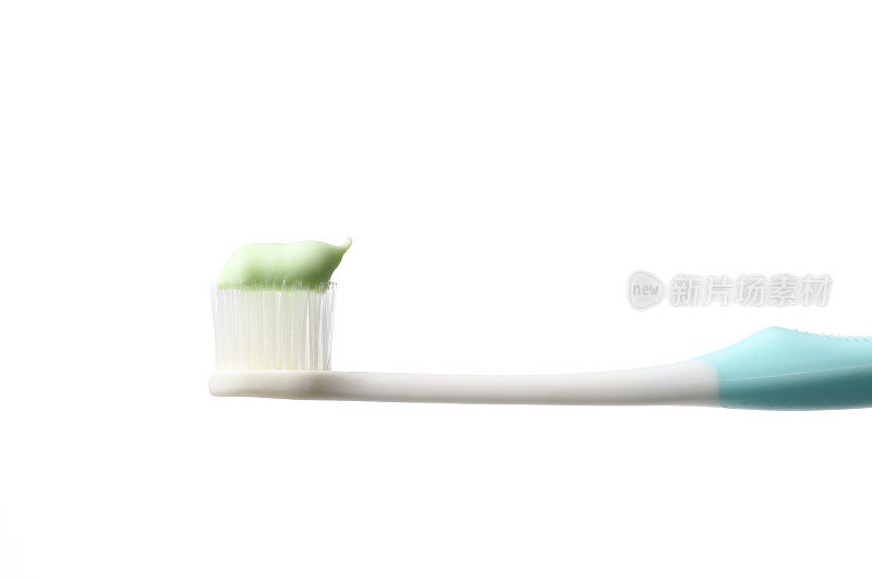 白色背景下牙刷和牙膏的孤立镜头。