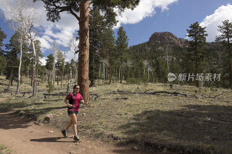 女子trail跑步斯丹顿州立公园森林科罗拉多落基山