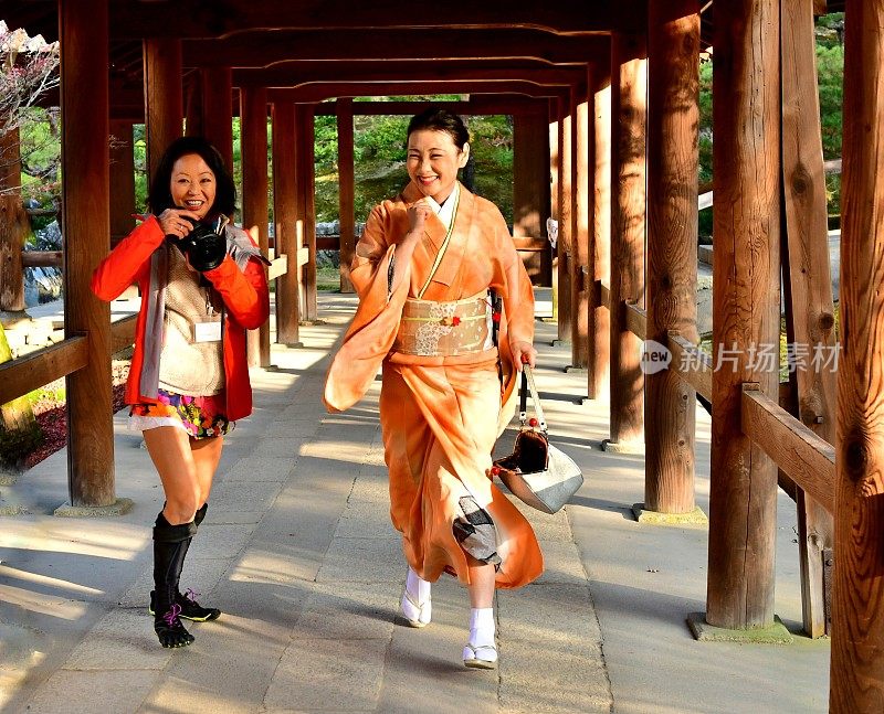 穿着和服的日本女人在京都东福寺蹦蹦跳跳