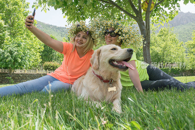 快乐的女人和她的狗自拍