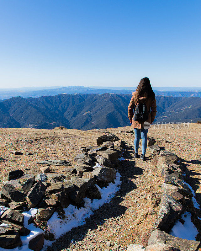 美丽的女人徒步登山在冬季或秋季在加泰罗尼亚(图罗德尔家-西班牙)与拷贝空间