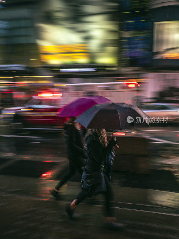 带着雨伞的行人在曼哈顿行走