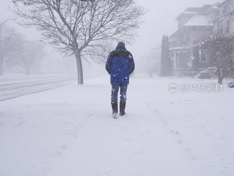 男人在暴风雪中行走