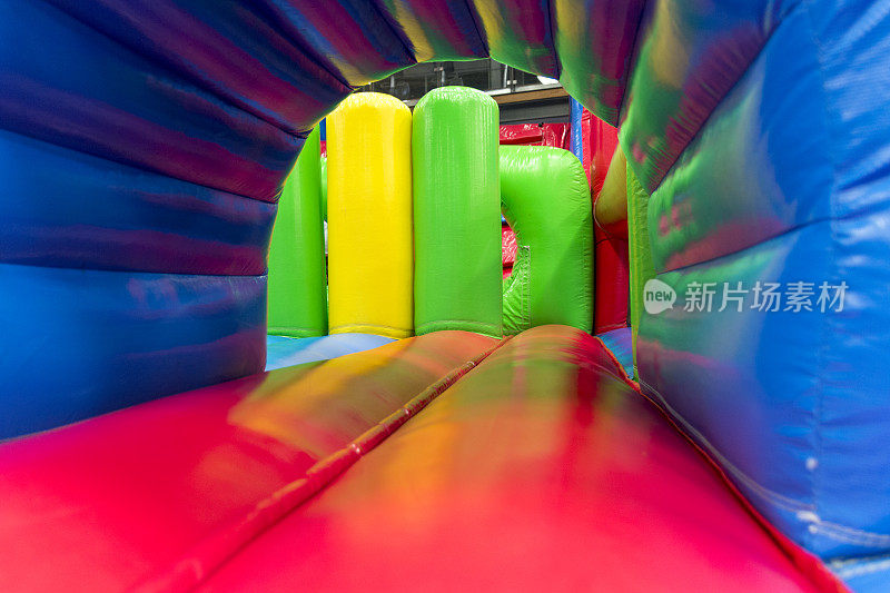 色彩鲜艳的充气弹跳屋，弹跳城堡，和攀登玩具