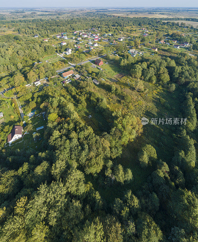 小村庄鸟瞰图加里宁格勒地区，俄罗斯-前科尼格斯堡，东普鲁士，德国。缝高分辨率全景。