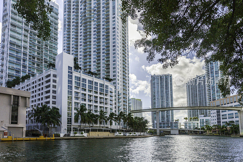 标志性建筑是佛罗里达州迈阿密市中心的标志，也是熙熙攘攘的人流和繁忙的迈阿密河