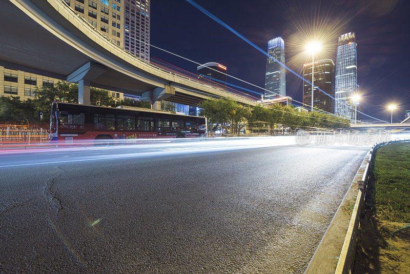 北京夜间城市公路交通