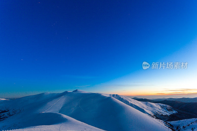 美妙的星空。冬天的风景和雪峰。喀尔巴阡山脉。乌克兰。欧洲。