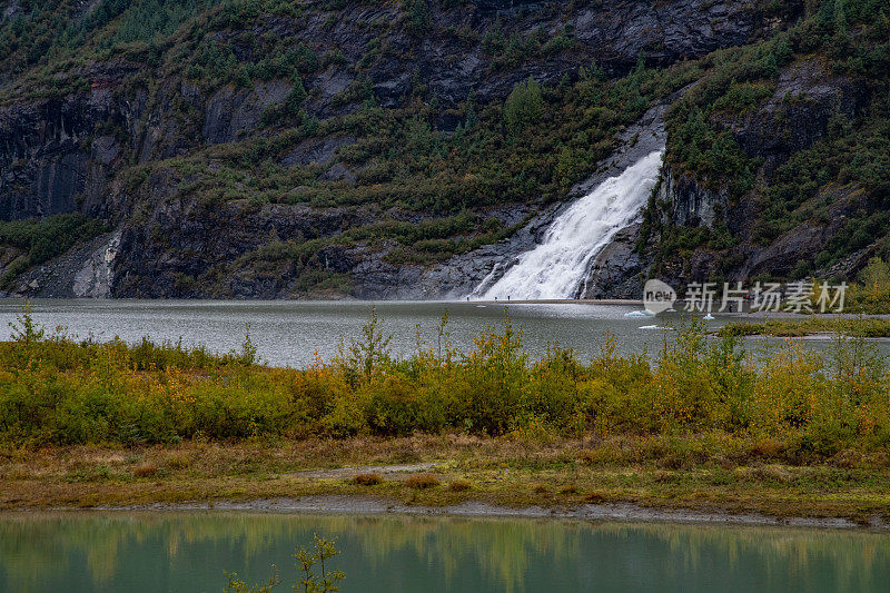 秋天，阿拉斯加门登霍尔冰川上的湖泊和瀑布