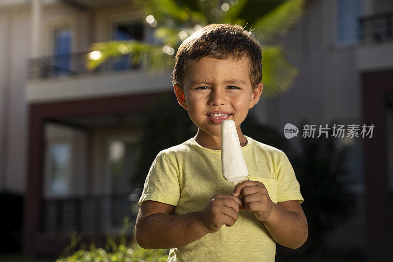 享受着他最喜欢的食物冰淇淋