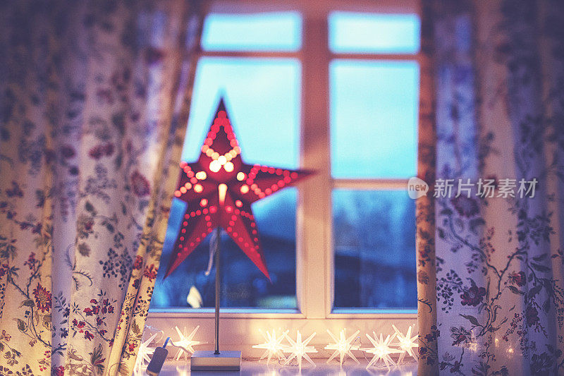 窗台上的圣诞星灯