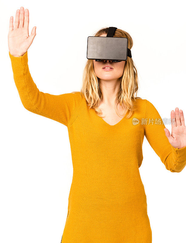 在白色背景上使用虚拟现实头盔的女人
