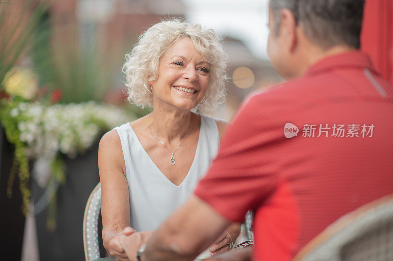 老夫妇在约会的照片