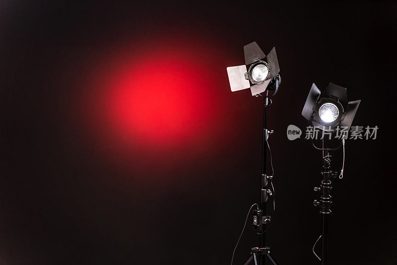 两个LED聚光灯与菲涅尔镜头在黑色和红色的背景