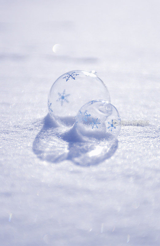 雪花上有玻璃球和雪花