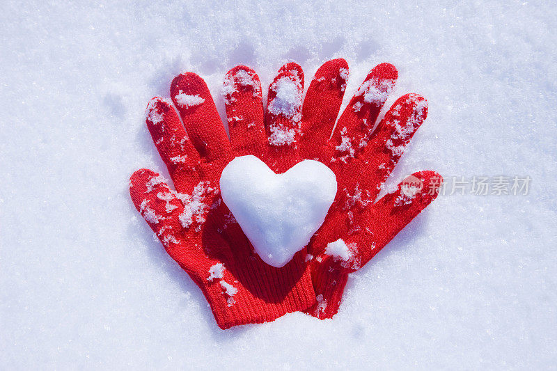 雪地上的手套和一颗爱心