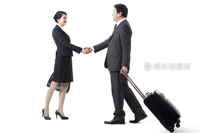 商务女士和旅行的商务男士握手