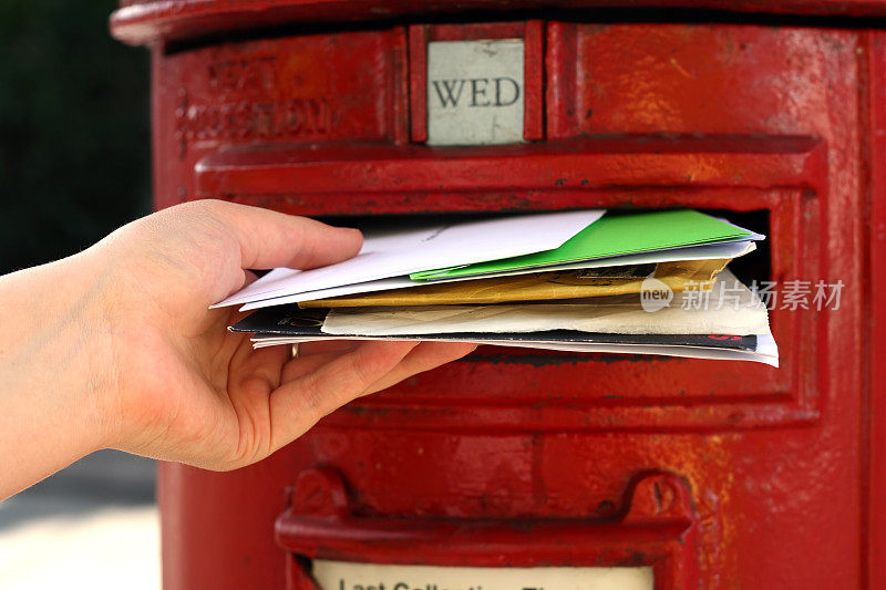 手投大量信件到英国的红色邮箱