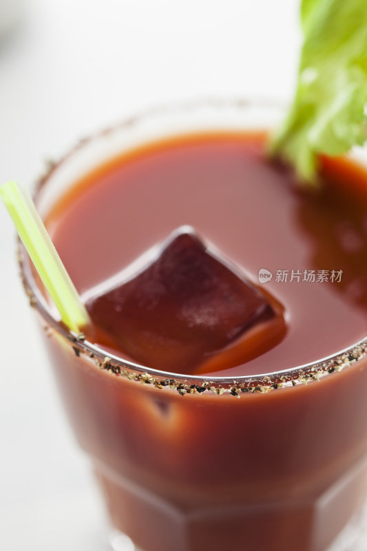 血腥玛丽或凯撒鸡尾酒配青柠，芹菜和冰