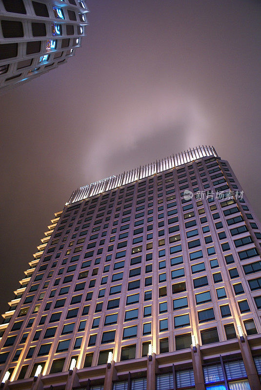 摩天大楼伸向夜空，创造着光环