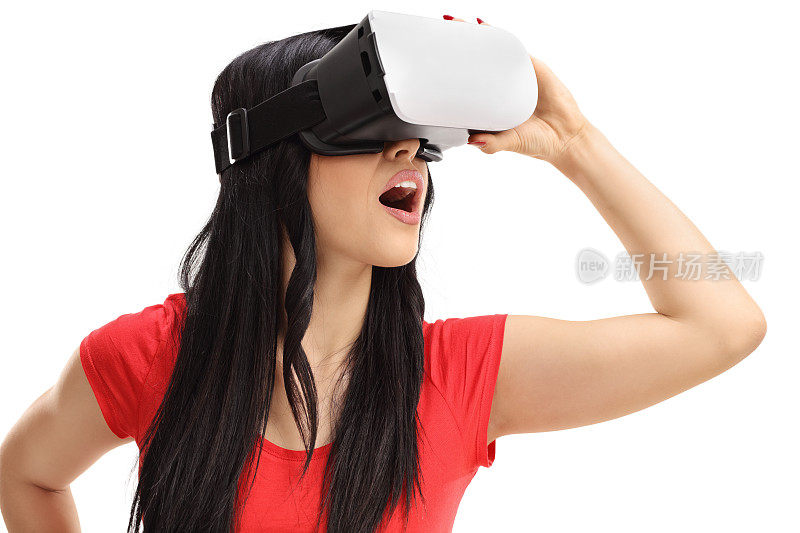 兴奋的女人使用VR头盔