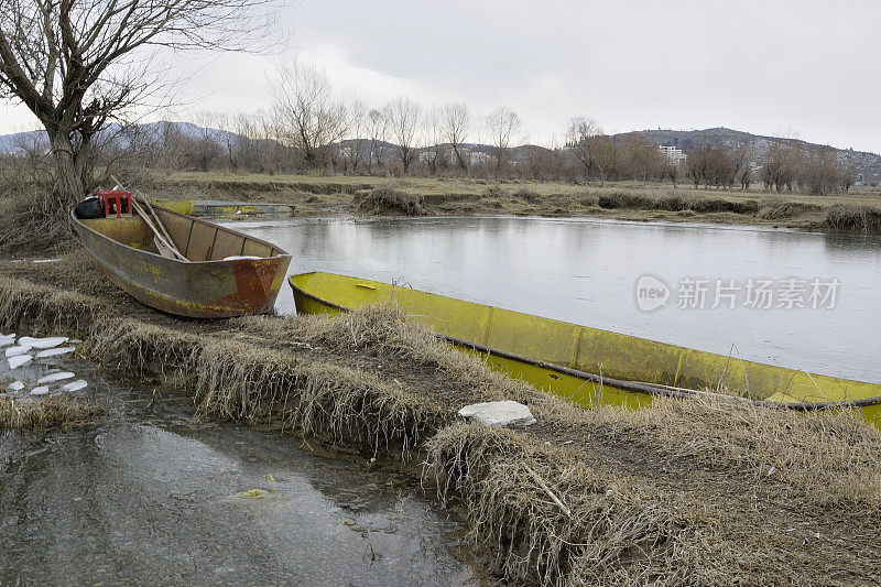 湖边废弃的旧渔船