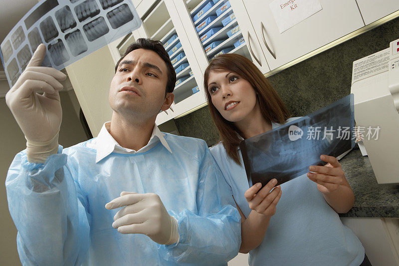 牙医和卫生员检查x光