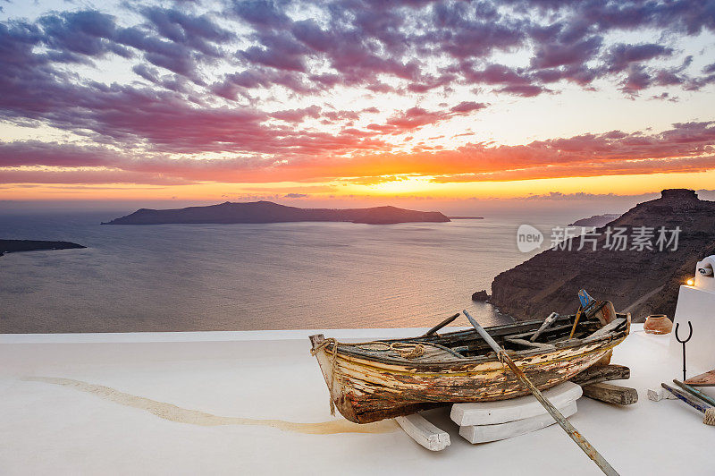 希腊圣托里尼岛Firostefani，屋顶上的旧木船