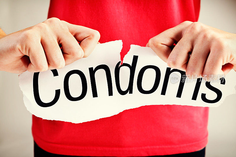 女人的手愤怒地撕扯安全套的牌子:有一个失败了吗?