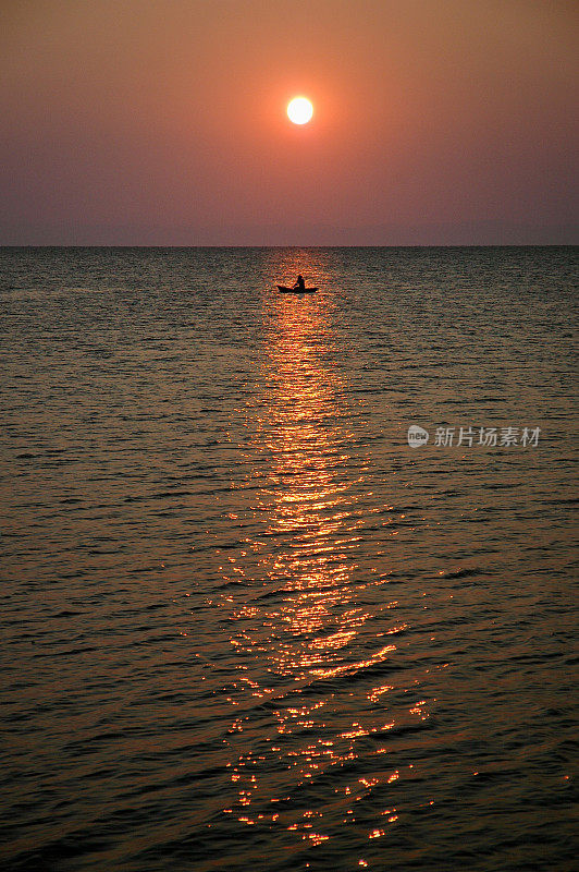 日落与独木舟在马拉维湖非洲