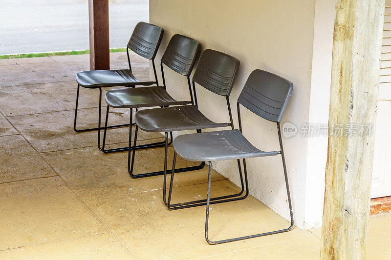 四张椅子排成一排