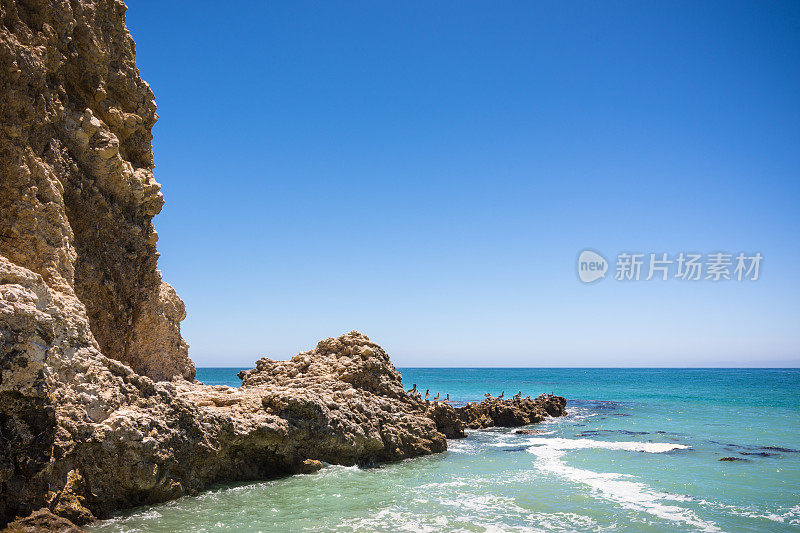 海浪冲击着岩石嶙峋的弗兰乔·帕洛斯维德海岸