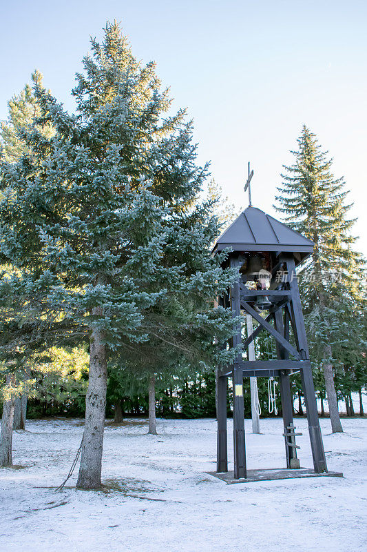 冬天正统修道院的木制钟楼