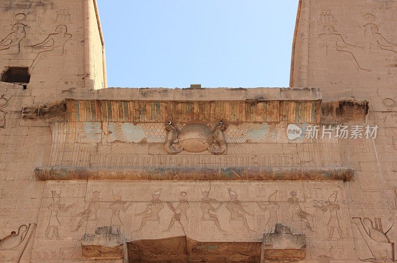 Edfu庙的正门。埃及。