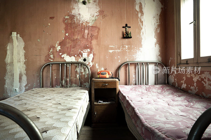 令人毛骨悚然的肮脏和被遗弃的卧室